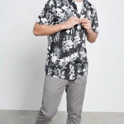 Ανδρικό κοντομάνικο πουκάμισο FUNKY BUDDHA Resort ασπρόμαυρο Floral -Πλεκτά-Ζακέτες Εκπτώσεις 7004587.0 0001 5 funky buddha ανδρικό κοντομάνικο πουκάμισο funky buddha resort ασπρόμαυρο floral x1000